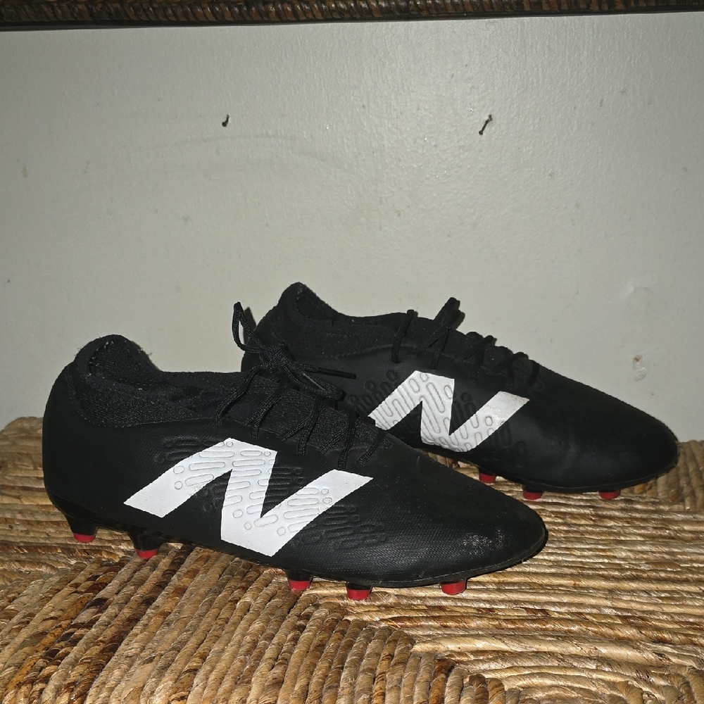 New Balance Black and White Athletic Soccer Tekela Cleats Mens Size 9